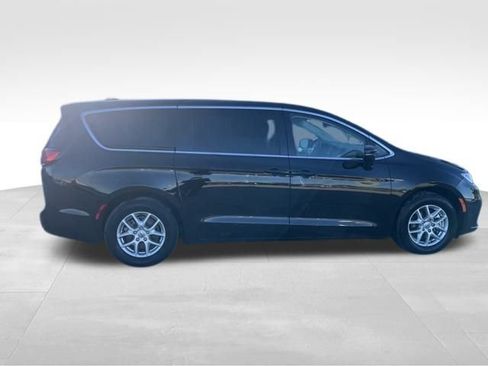 Used 2024 Chrysler Pacifica Touring-L image 10