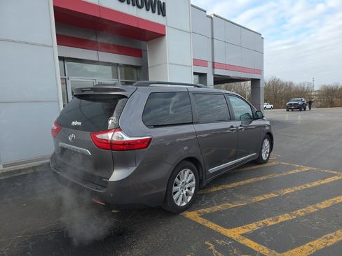 Used 2016 Toyota Sienna Limited Premium image 3