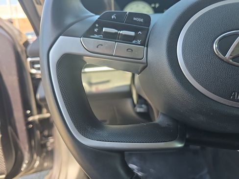 Used 2022 Hyundai Elantra Limited FWD image 16