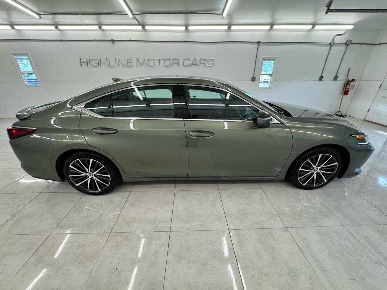 Used 2022 Lexus ES 350 w/ Premium Package FWD image 4