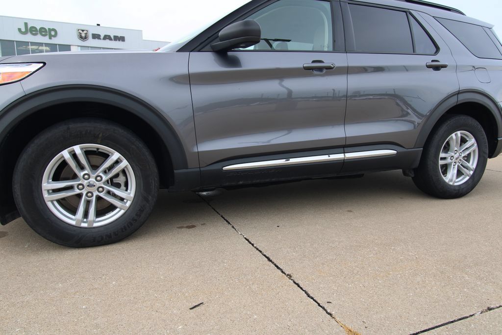 Used 2022 Ford Explorer XLT w/ Equipment Group 202A AWD/4WD image 11