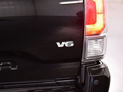 Used 2023 Toyota Tacoma TRD Off-Road w/ Advanced Technology Package AWD/4WD image 12