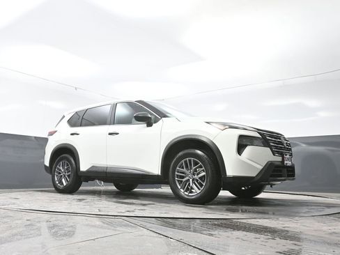 Used 2024 Nissan Rogue S image 49