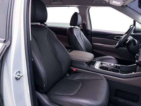 Used 2025 Kia Carnival EX image 39