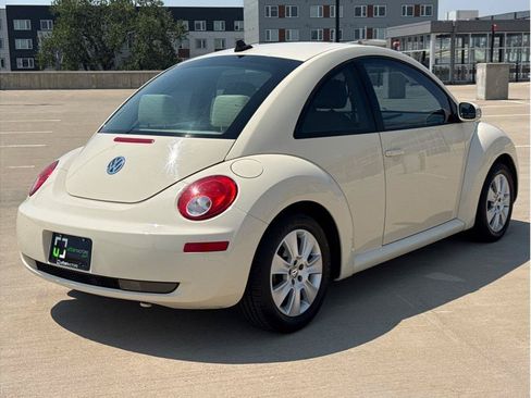 Used 2010 Volkswagen Beetle Final Edition FWD image 8