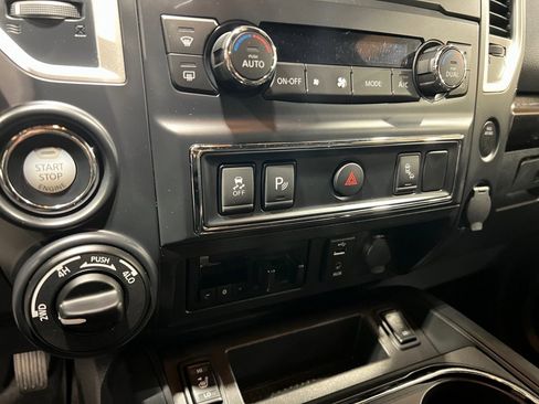 Used 2018 Nissan Titan SV image 32