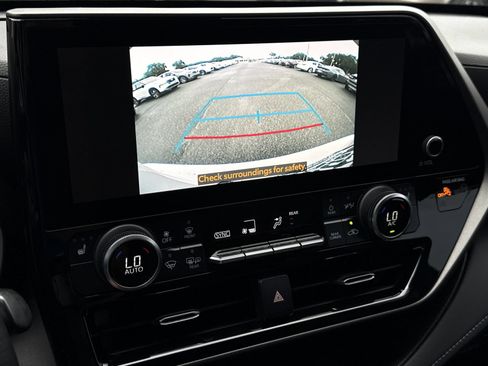 Used 2023 Toyota Highlander XLE FWD image 26