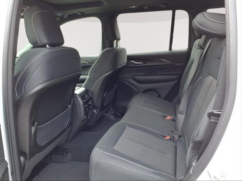 New 2025 Jeep Grand Cherokee 4WD image 12