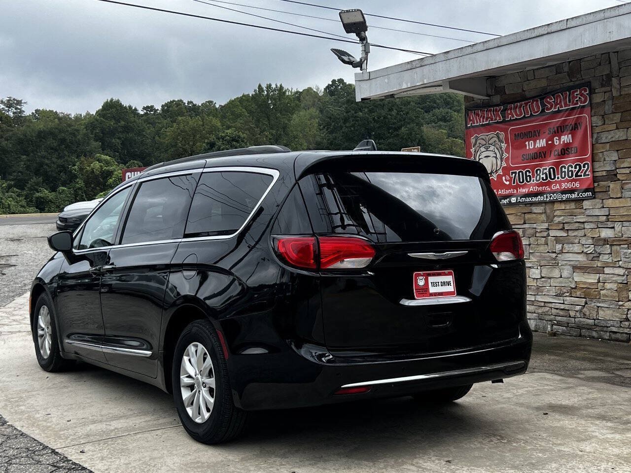 Used 2017 Chrysler Pacifica Touring-L FWD image 4