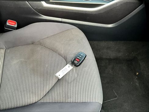 Used 2024 Toyota Highlander LE AWD/4WD image 20