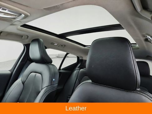 Used 2024 Volvo XC40 B5 Plus AWD/4WD image 11