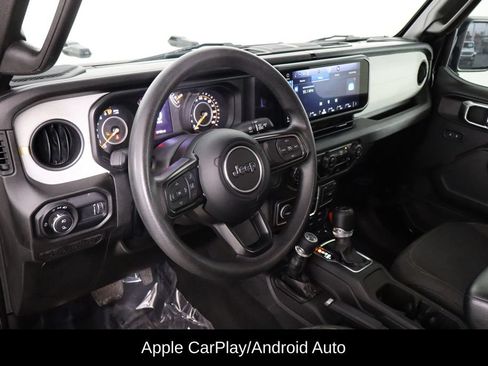 Used 2025 Jeep Gladiator Mojave AWD/4WD image 24