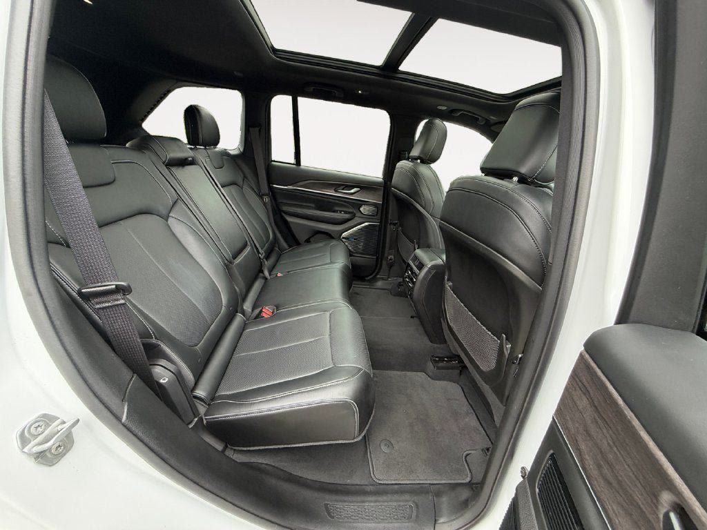 Used 2023 Jeep Grand Cherokee Overland AWD/4WD image 24