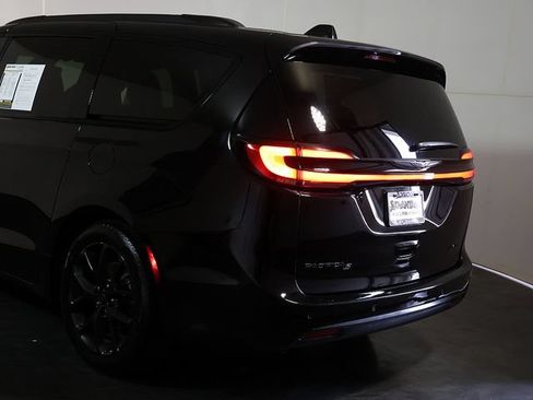 Used 2025 Chrysler Pacifica Limited FWD image 11