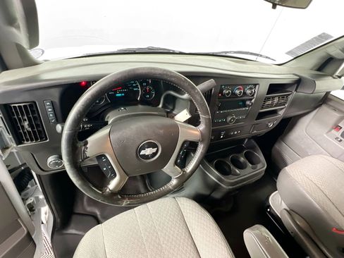 Used 2017 Chevrolet Express 3500 Extended image 18