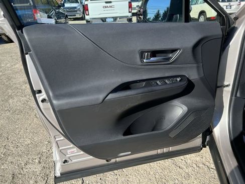 Used 2024 Toyota Venza LE image 23