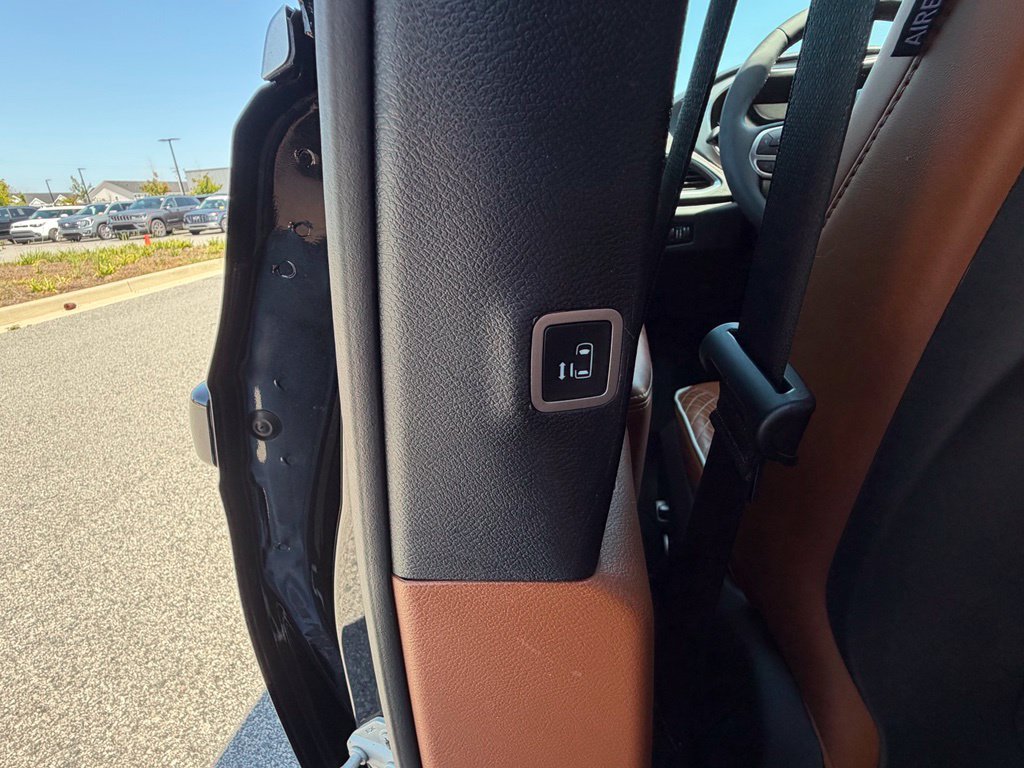 Used 2024 Chrysler Pacifica Pinnacle FWD image 45