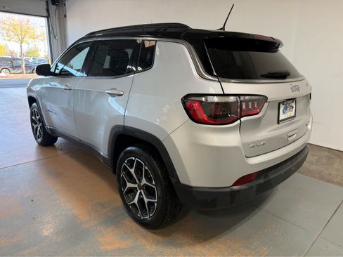 Used 2025 Jeep Compass Limited AWD/4WD image 3
