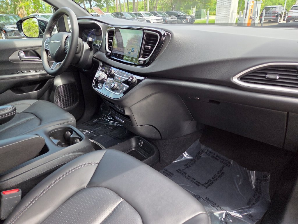 Used 2025 Chrysler Pacifica Select FWD image 14