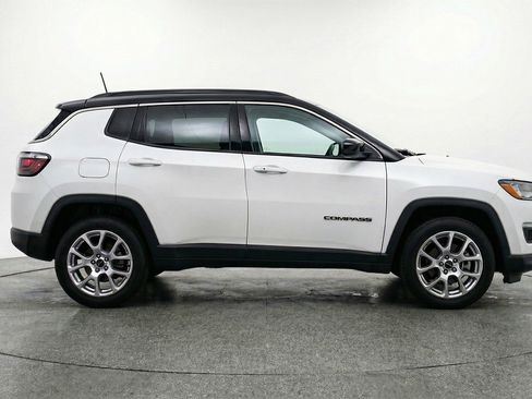 Used 2025 Jeep Compass Limited image 11