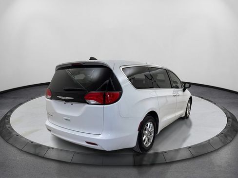Used 2023 Chrysler Voyager LX FWD image 5