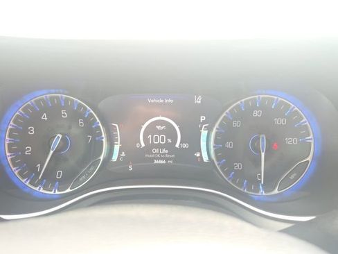 Used 2023 Chrysler Pacifica Limited w/ Uconnect Theater Family Group image 48