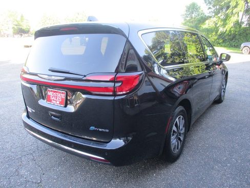 Used 2023 Chrysler Pacifica Touring-L FWD image 8