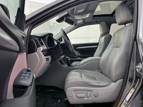 Used 2019 Toyota Highlander XLE AWD/4WD image 18
