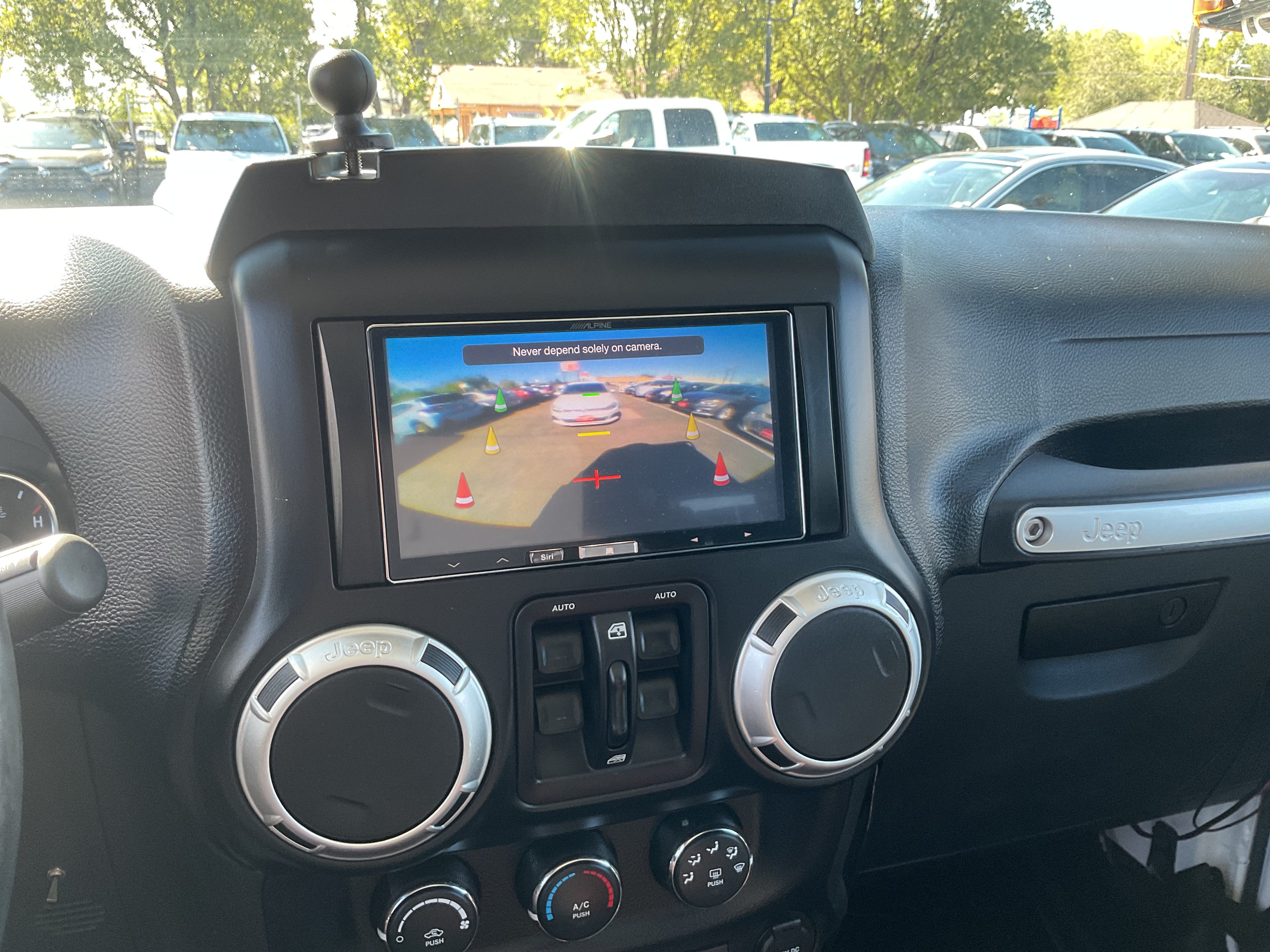 Used 2015 Jeep Wrangler Unlimited Rubicon AWD/4WD image 15
