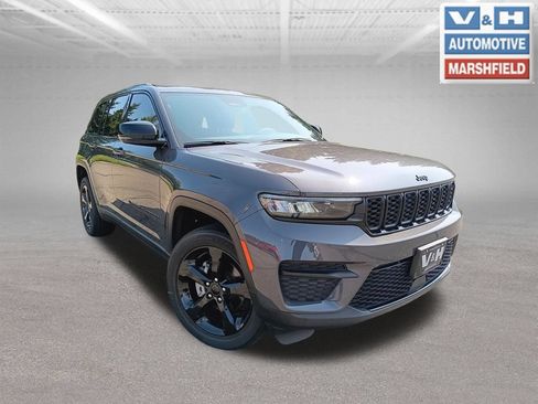 Used 2023 Jeep Grand Cherokee Altitude AWD/4WD image 8