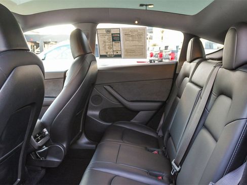 Used 2022 Tesla Model Y Long Range image 22