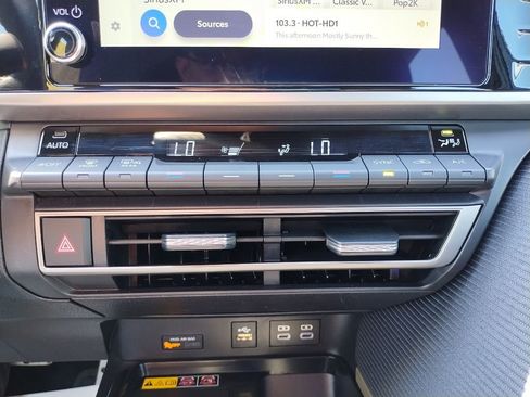 Used 2025 Toyota Camry SE FWD image 37