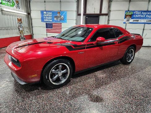 Used 2012 Dodge Challenger SXT RWD image 3