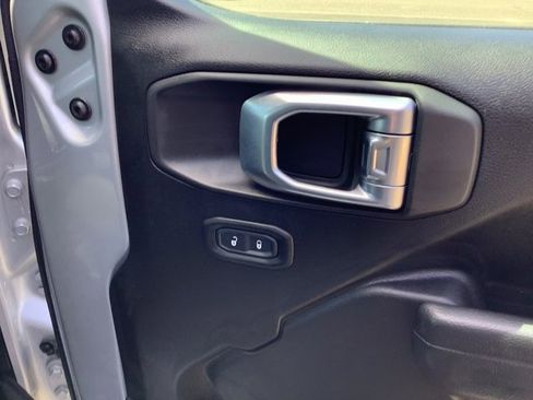 Used 2023 Jeep Gladiator Willys image 41