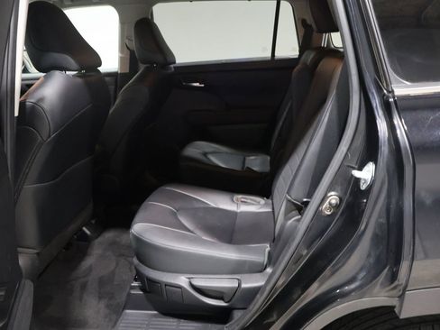 Used 2023 Toyota Highlander XLE image 19