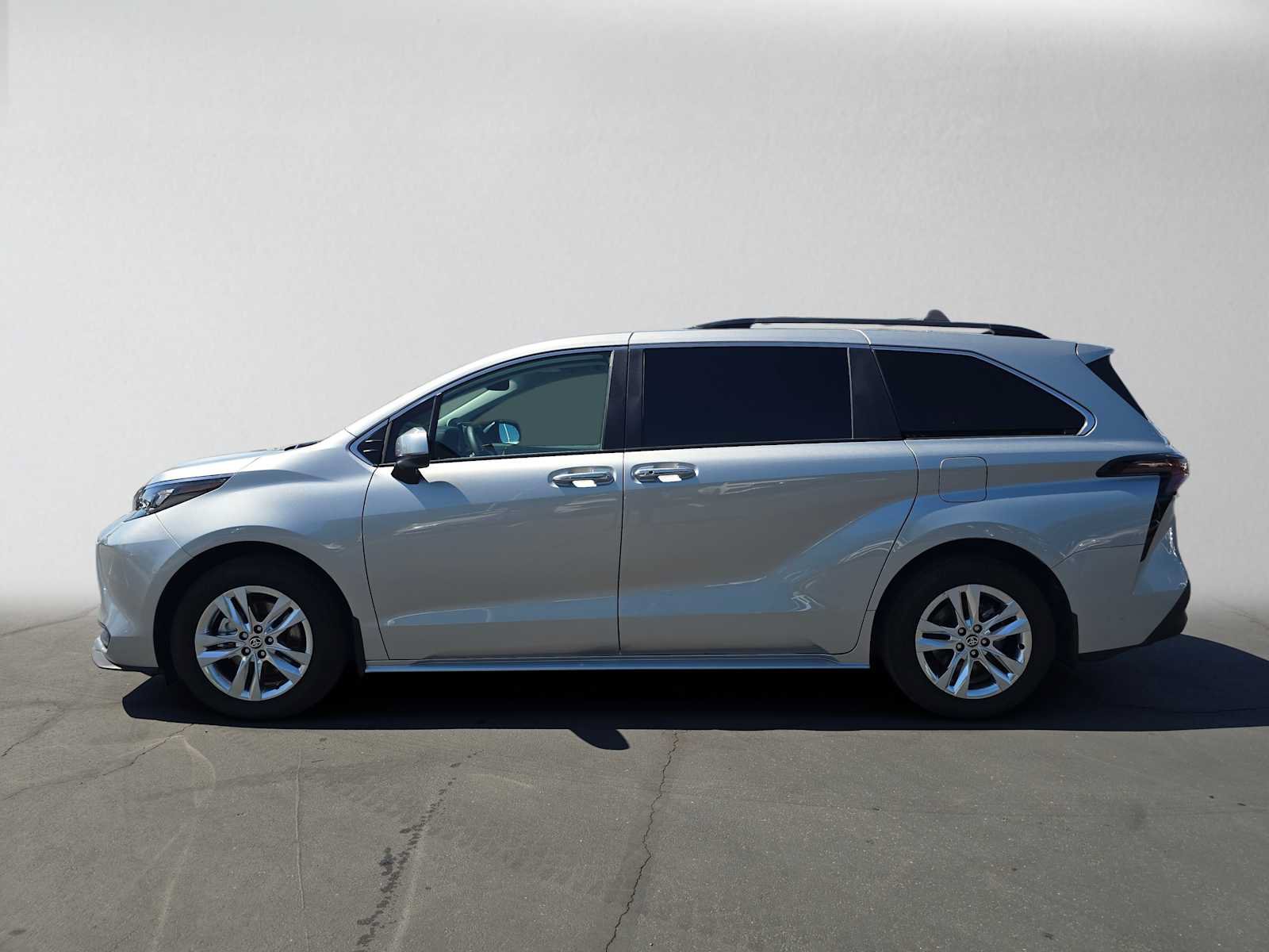 Certified 2025 Toyota Sienna XLE w/ XLE Plus Package FWD image 6