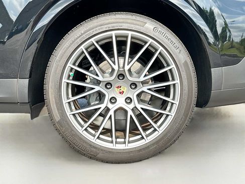 Used 2023 Porsche Cayenne S Platinum w/ Premium Package Plus AWD/4WD image 33