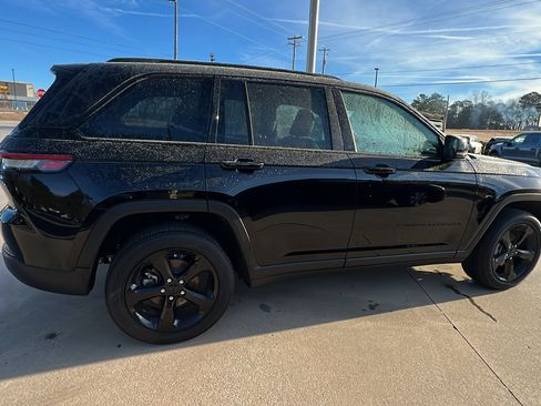 Used 2025 Jeep Grand Cherokee Altitude image 8