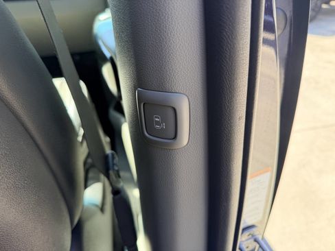 Used 2018 Kia Sedona EX FWD image 46
