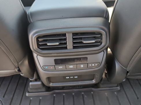 Used 2025 Honda Pilot Touring image 18