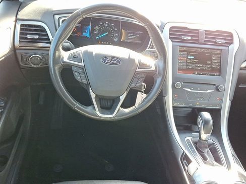 Used 2013 Ford Fusion SE image 2
