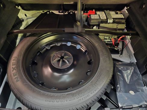 Used 2025 Mercedes-Benz GLC 300 4MATIC w/ AMG Line image 39