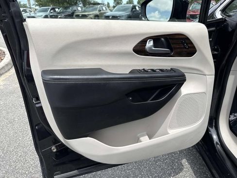 Used 2023 Chrysler Pacifica Limited FWD image 23