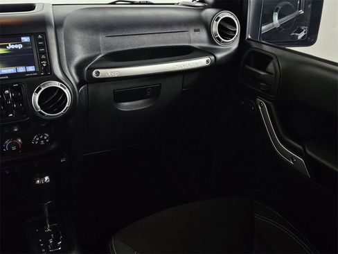 Used 2015 Jeep Wrangler Unlimited Sahara image 11