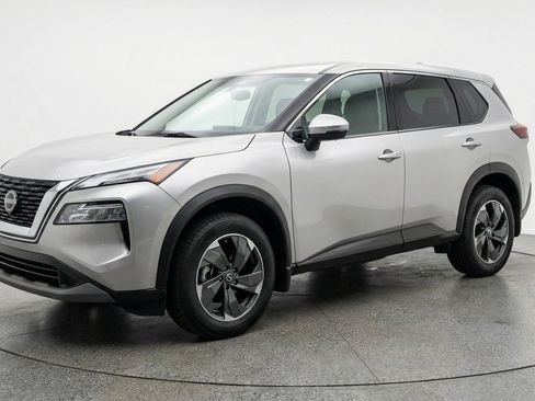 Used 2025 Nissan Rogue SV AWD/4WD image 3