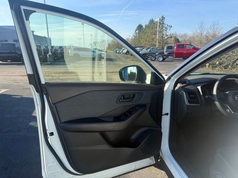 Used 2023 Nissan Rogue S AWD/4WD image 10