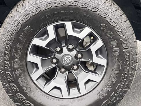 Used 2022 Toyota Tacoma TRD Off-Road w/ TRD Premium Off Road Package AWD/4WD image 35