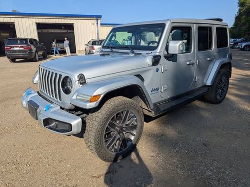 Used 2023 Jeep Wrangler Unlimited Sahara AWD/4WD image 10
