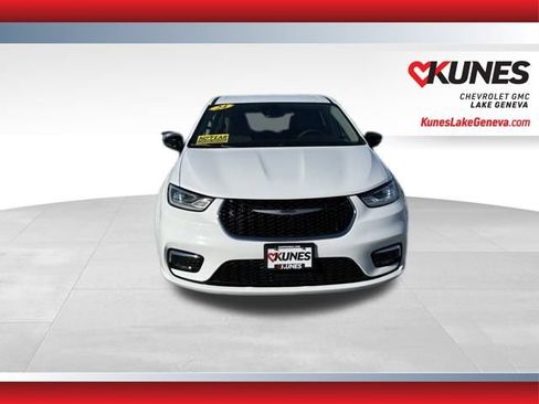 Used 2024 Chrysler Pacifica Select image 11