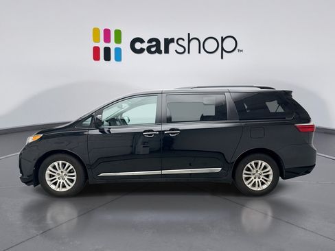 Used 2017 Toyota Sienna XLE Premium FWD image 2